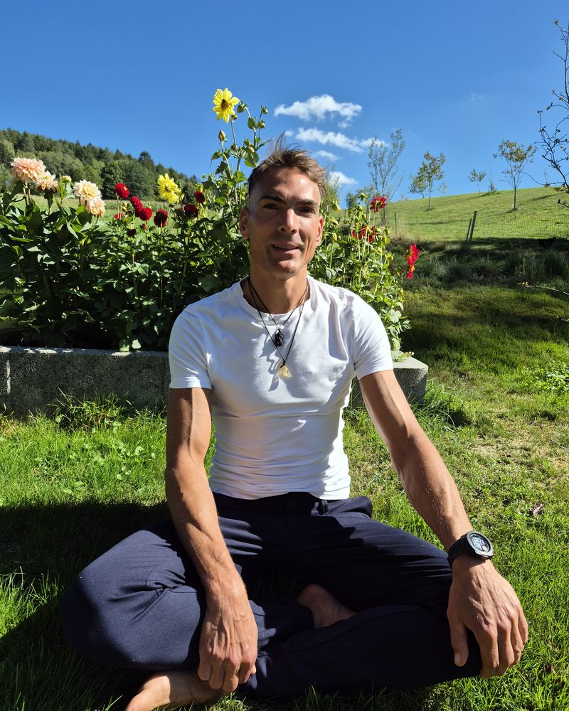 Joachim Kurzner, sitzend in seinem Garten vor Dahlien